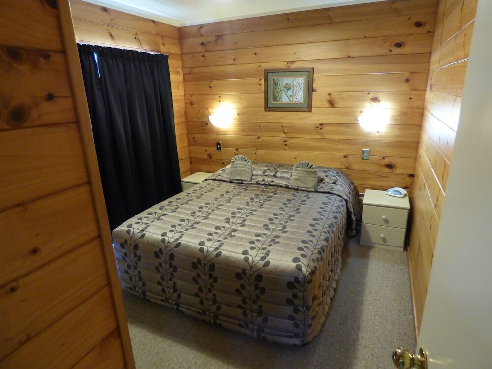 Фото Cedarwood Lakeside Motel & Conference Venue