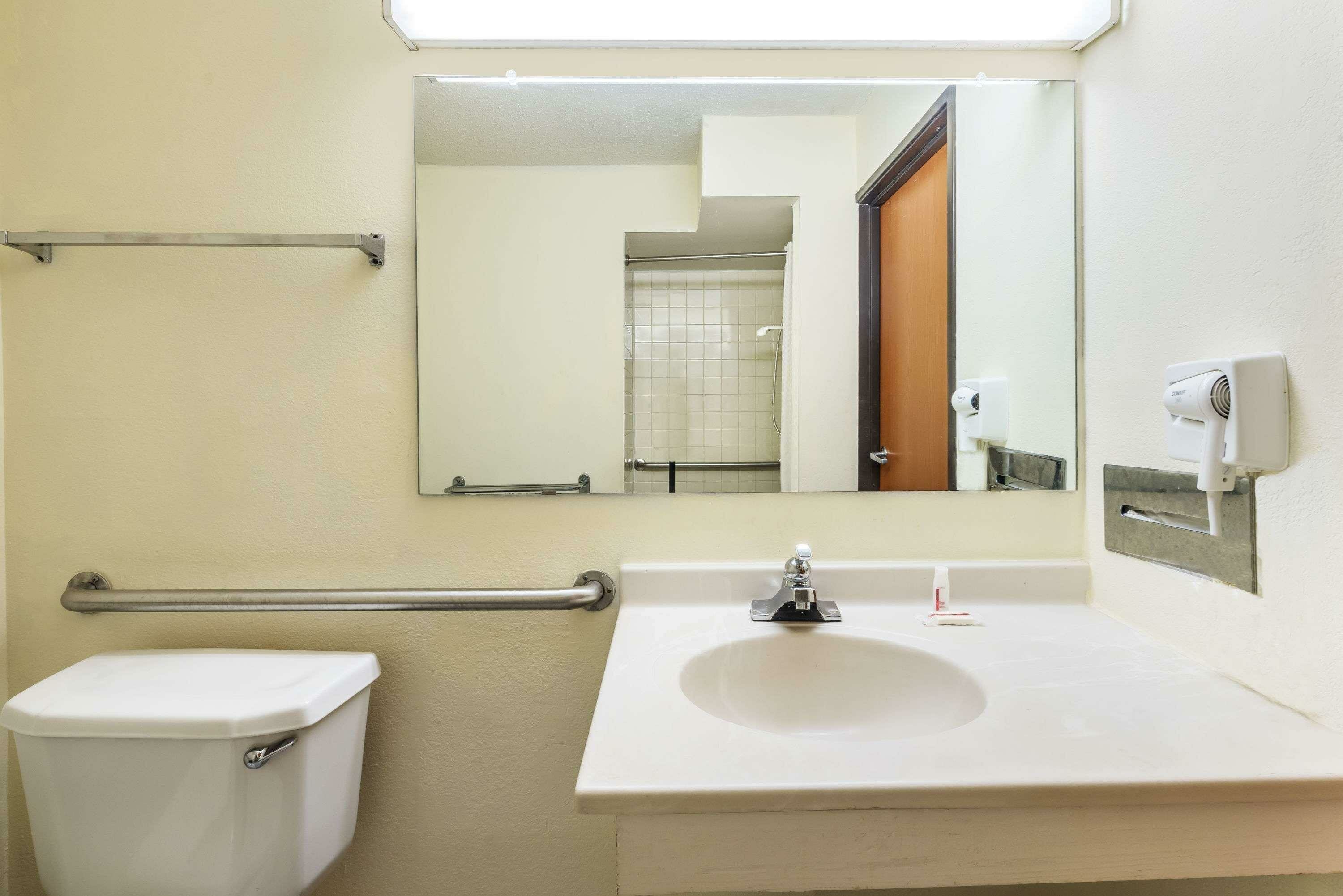 Фото Super 8 by Wyndham Denton