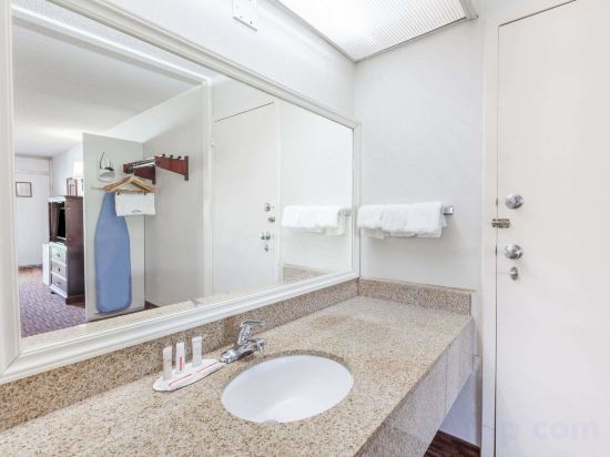 Фото Howard Johnson by Wyndham Albany