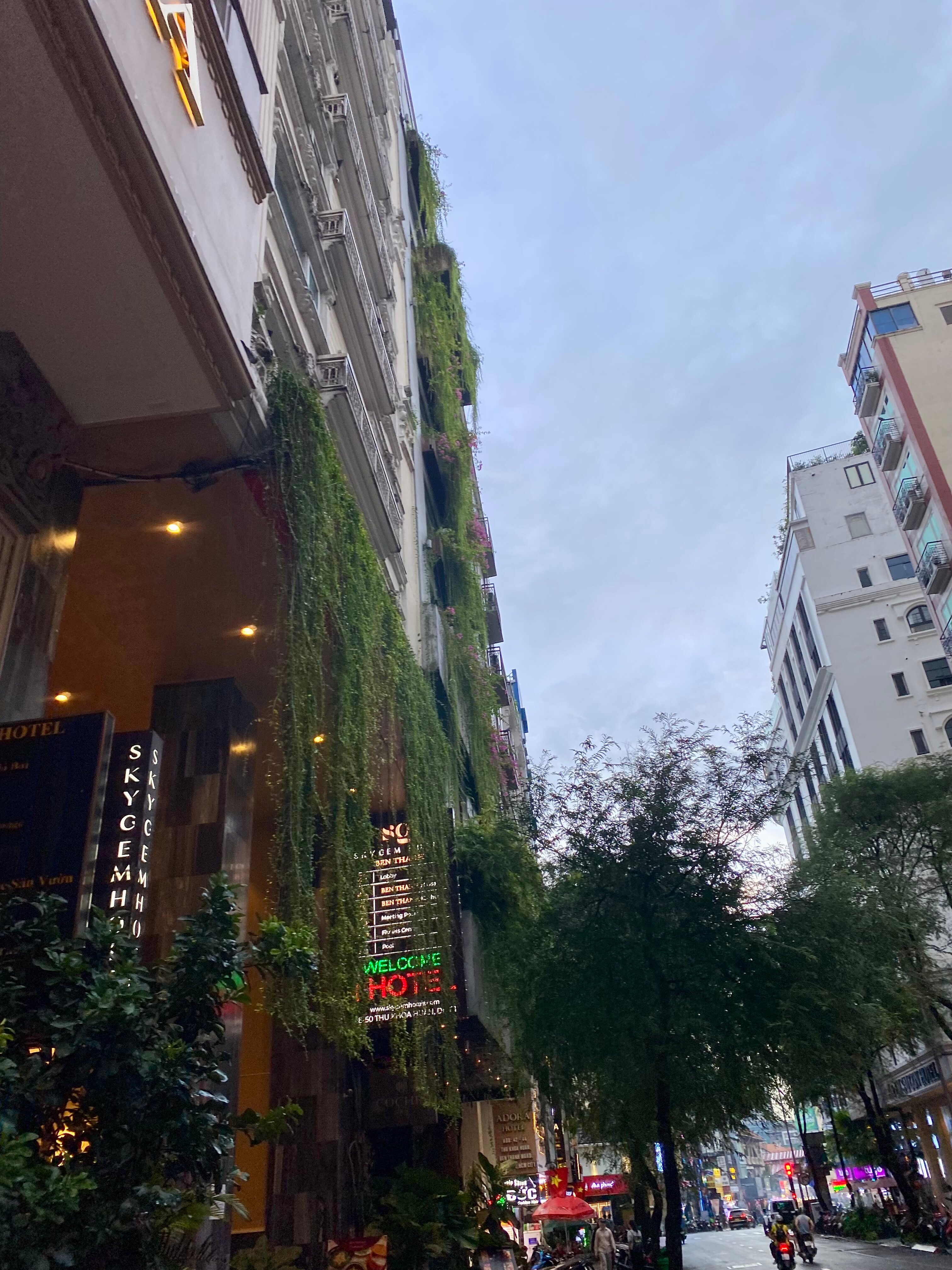 Фото California Saigon Hotel & Rooftop Pool