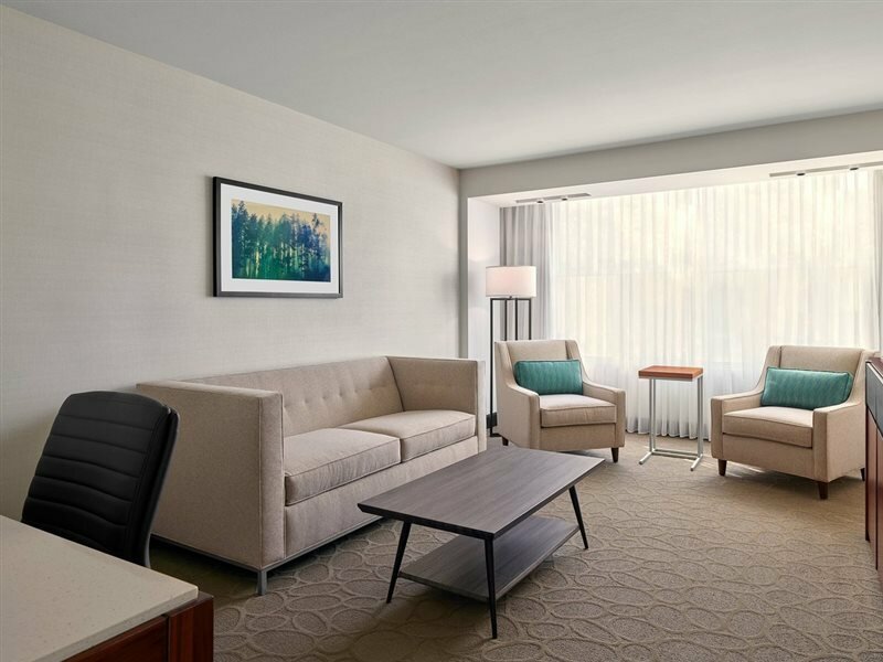 Фото Delta Hotels by Marriott Milwaukee Northwest