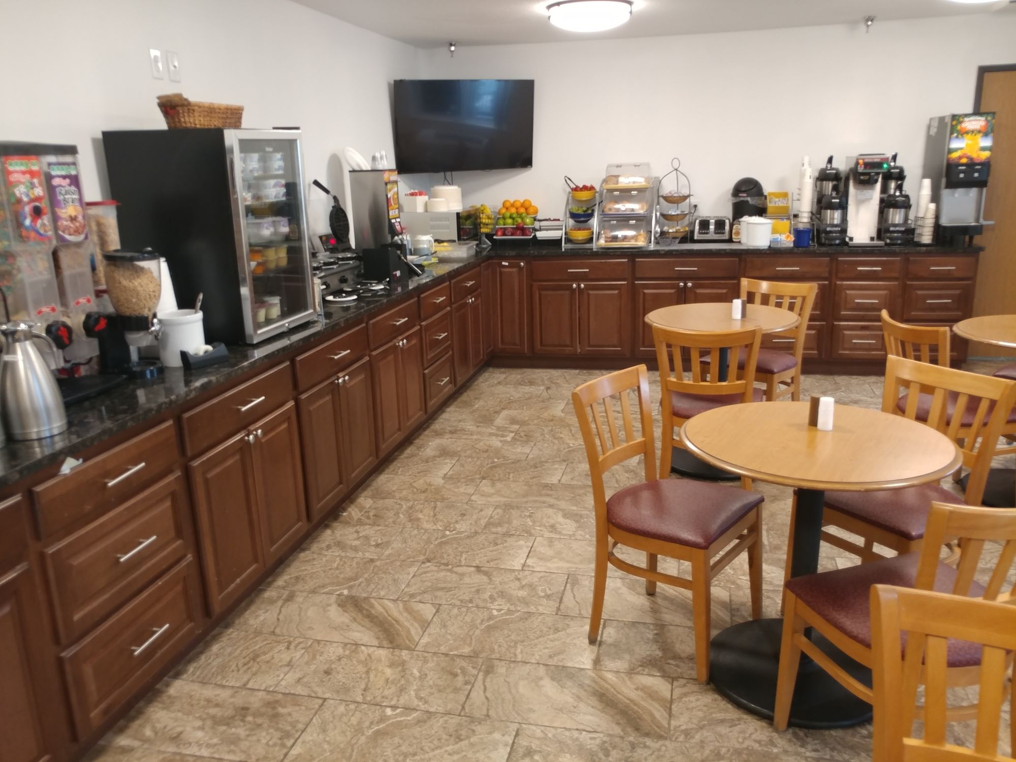 Фото Days Inn & Suites by Wyndham Fargo 19th Ave/Airport Dome