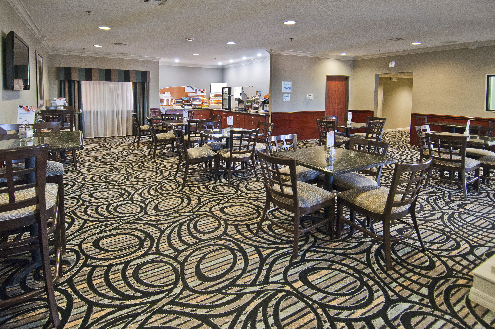 Фото Holiday Inn Express Hotel & Suites Lake Charles, an Ihg Hotel