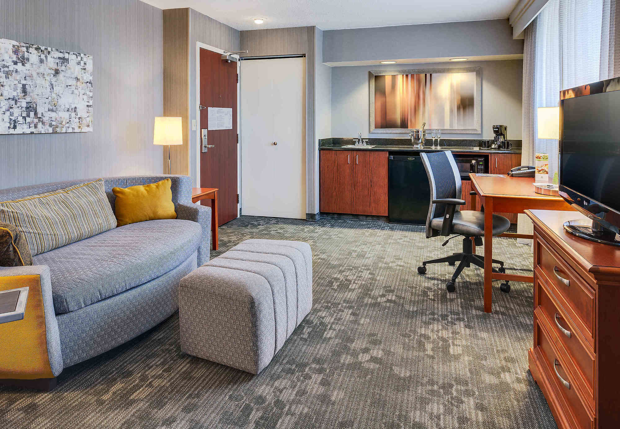 Фото Courtyard by Marriott Hartford Cromwell