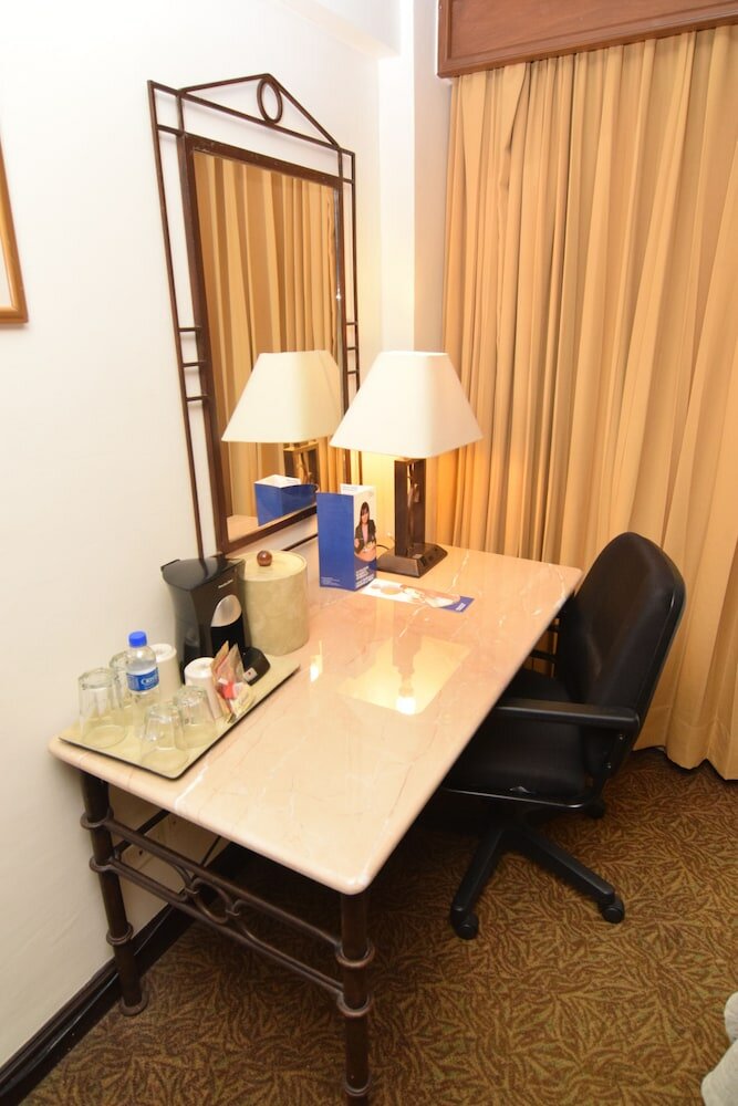 Фото Plaza Hotel and Suites