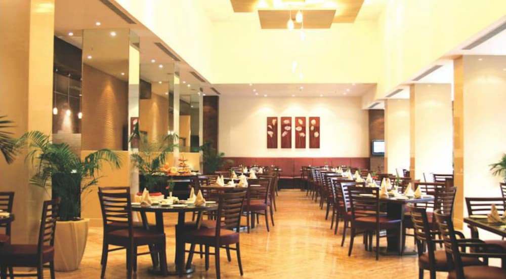 Фото The Retreat Hotel & Convention Centre