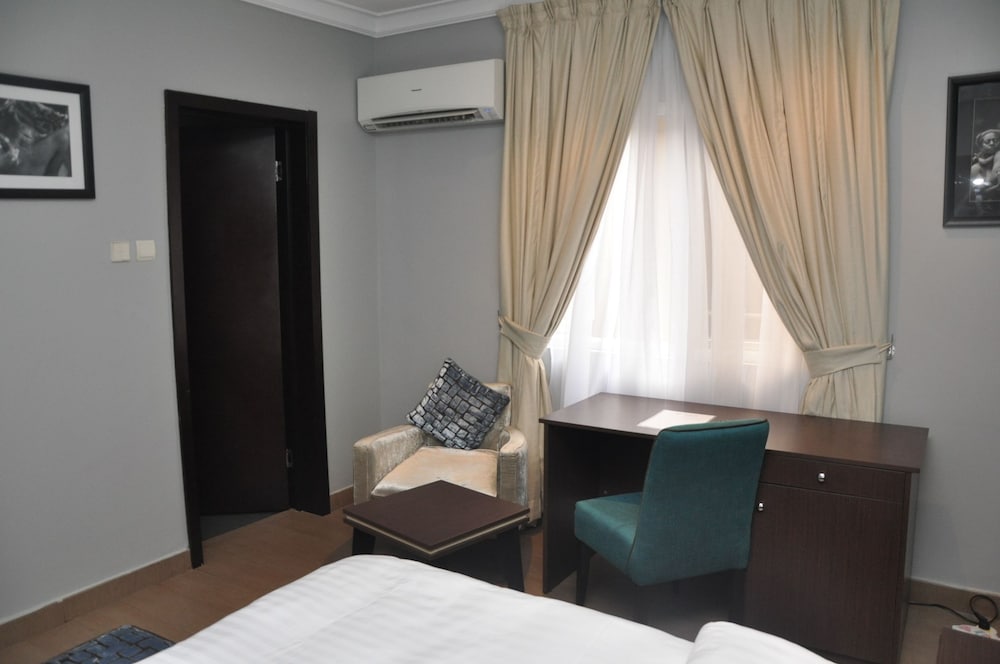 Фото Tudor House Hotel