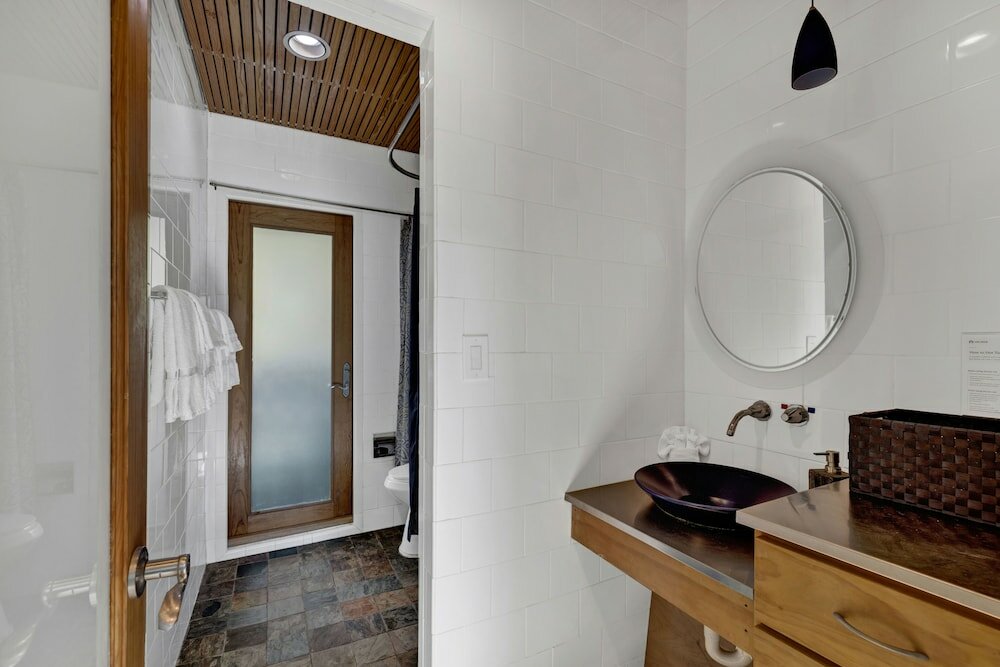 Фото Guest Quarters - 2 Blocks to Main Street!