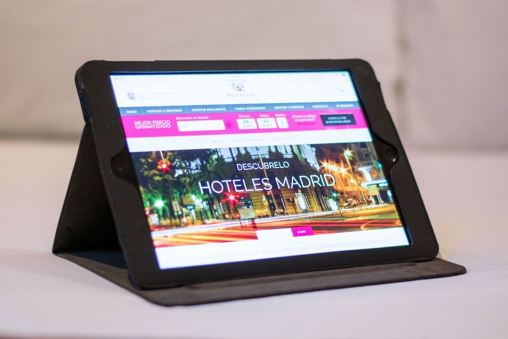 Фото Petit Palace Tres Cruces