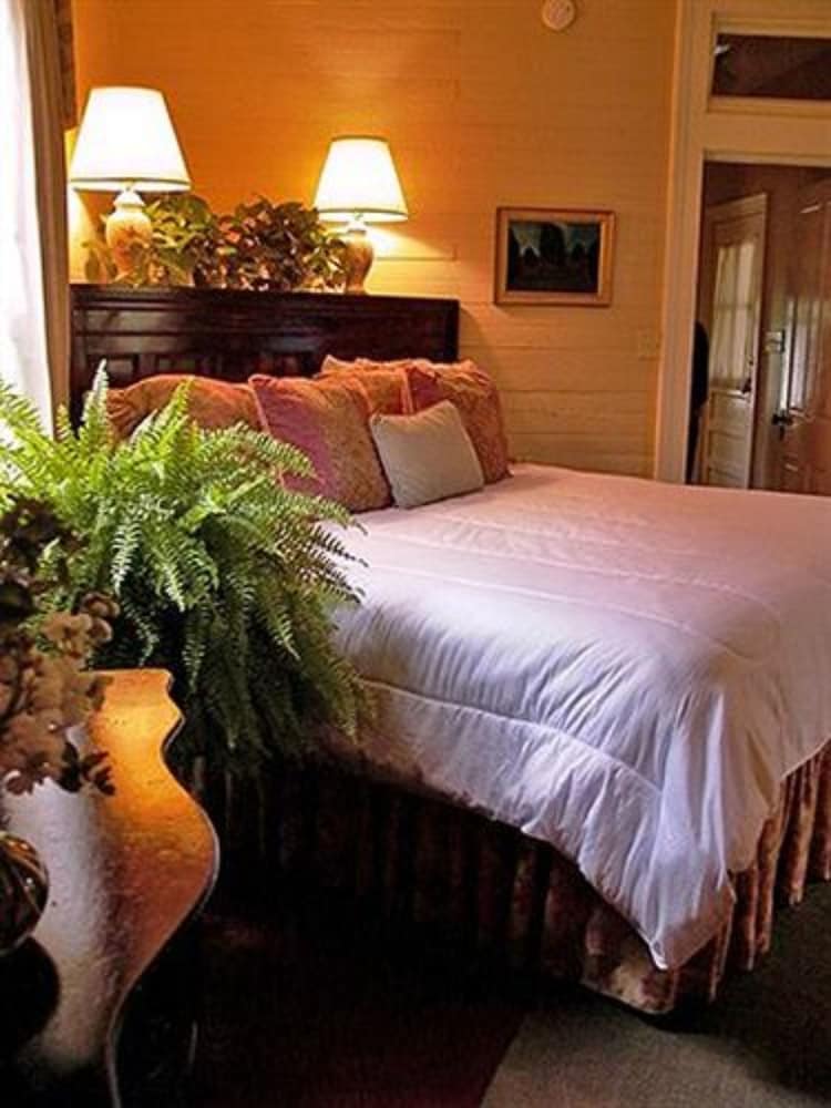 Фото Rothschild-Pound House Inn