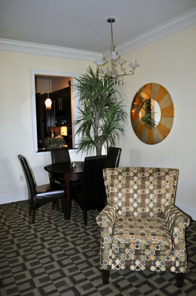 Фото Carriage House Hotel