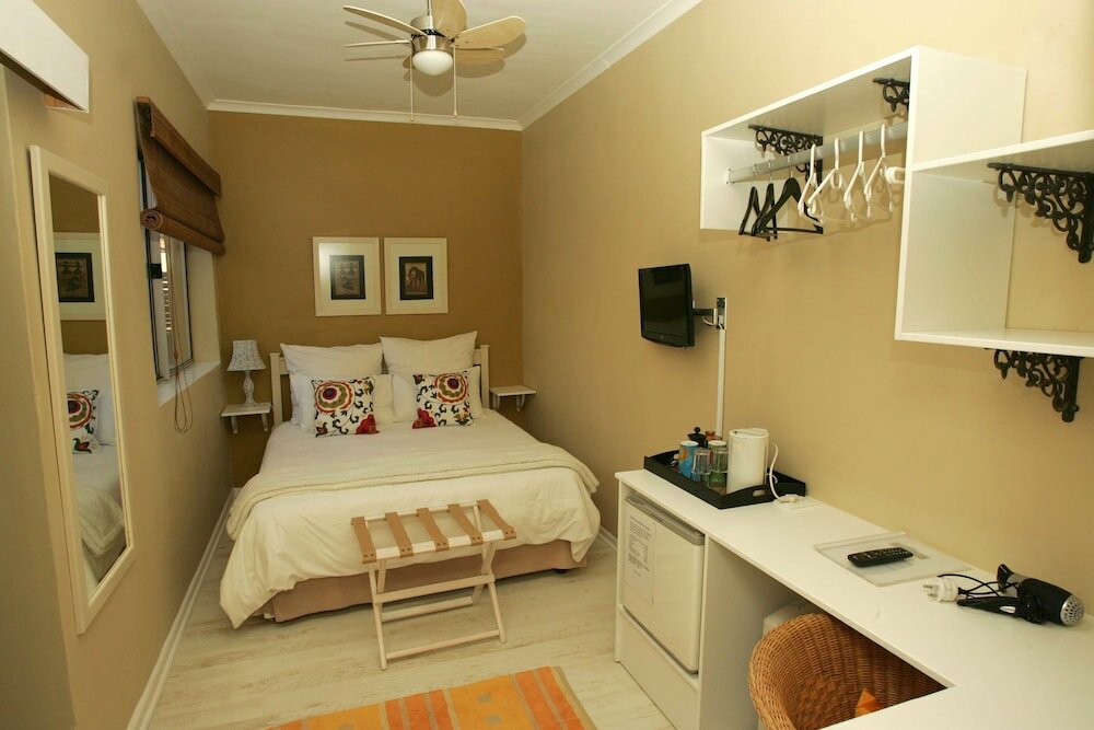 Фото Dolphin Inn Guesthouse