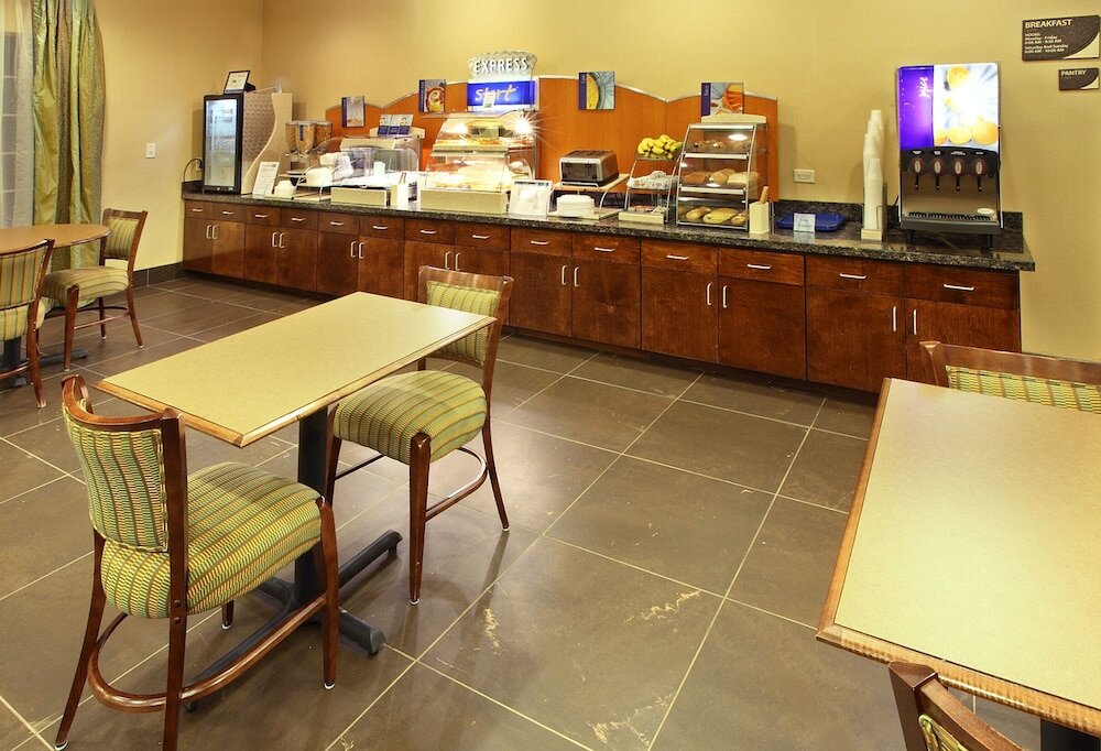 Фото Holiday Inn Express & Suites Carthage