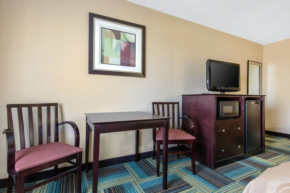 Фото Quality Inn & Suites Arnold - St Louis
