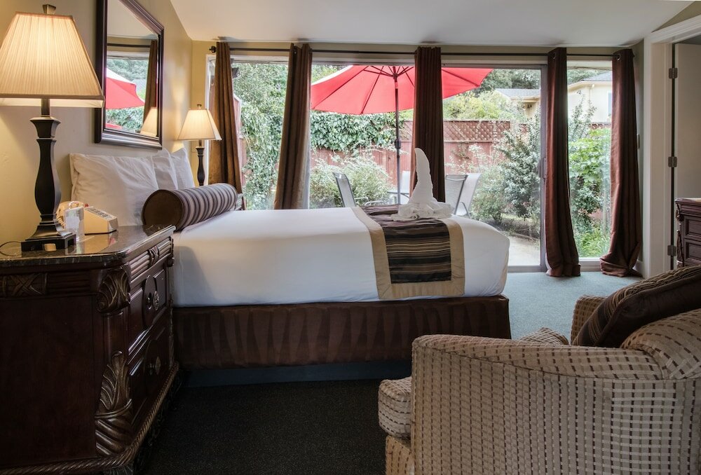 Фото Monterey Peninsula Inn