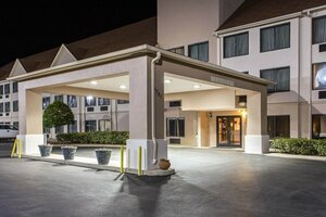 Гостиница Comfort Suites Wilmington near Downtown
