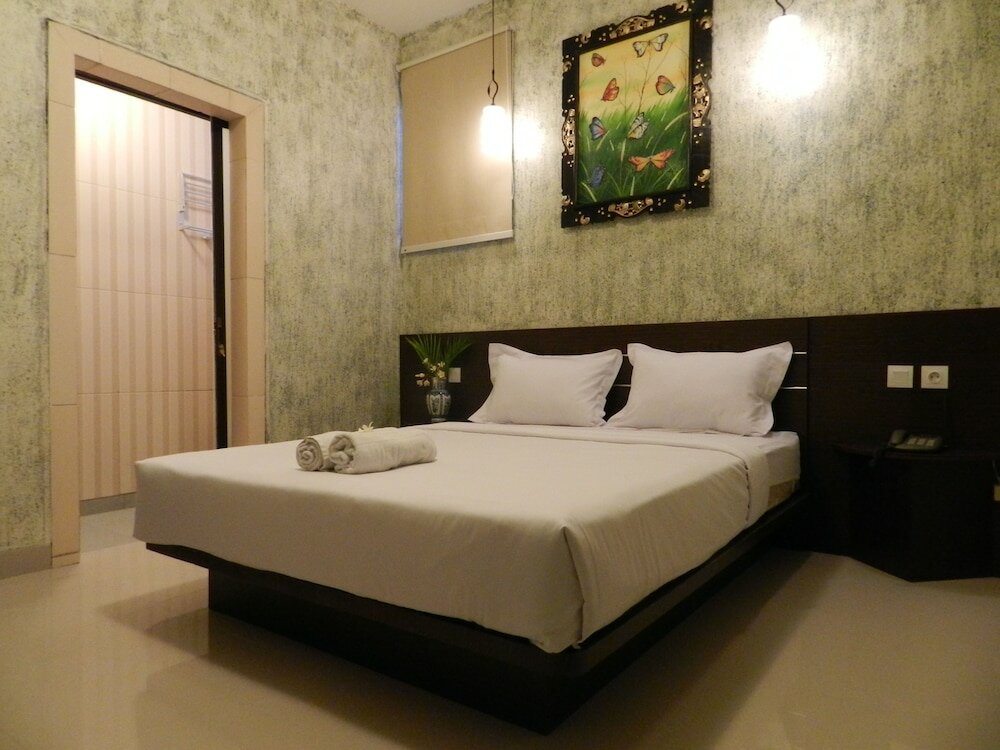 Фото S8 Suardana Hotel