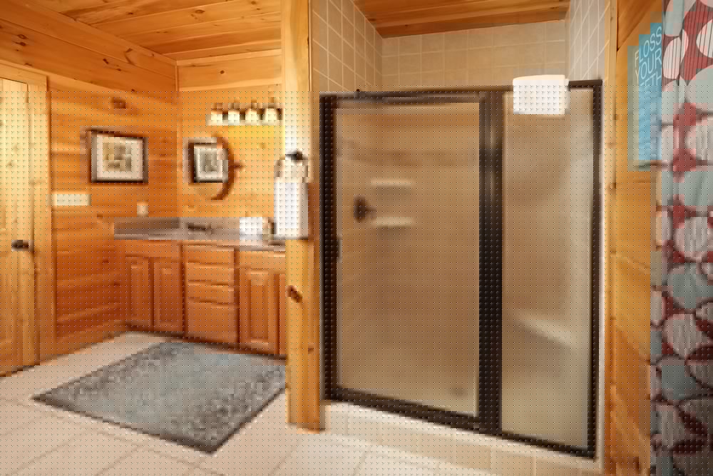 Фото Majestic Manor - Five Bedroom Cabin