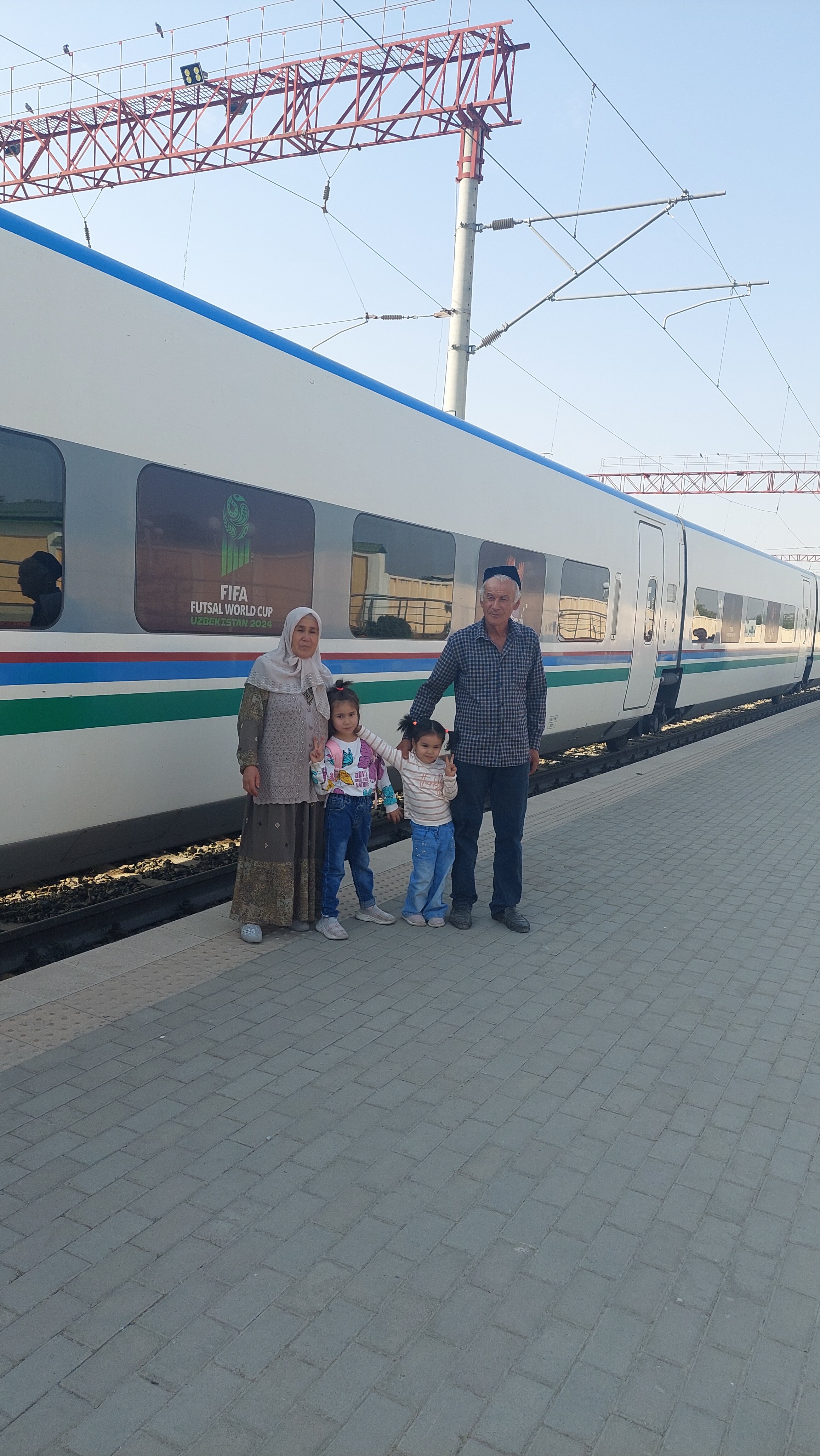 Bir kishi temir yol vokzalida siltana boshladi.