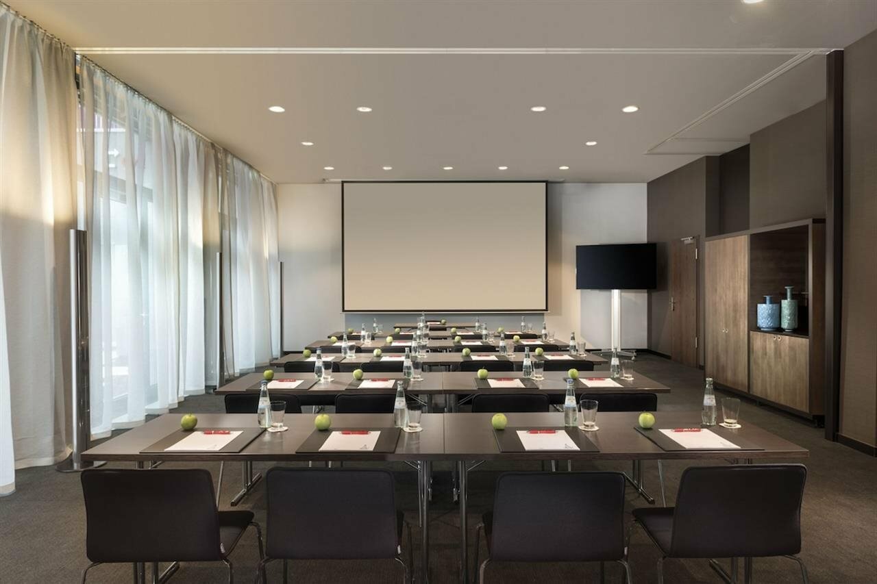 Фото Adina Apartment Hotel Frankfurt Westend