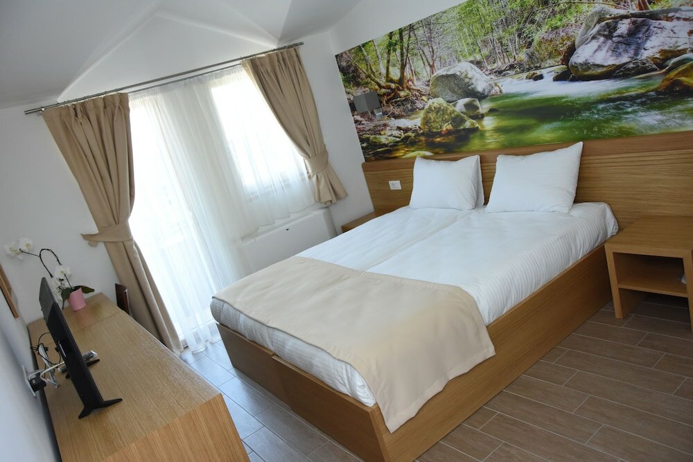 Фото Hotel Lirak