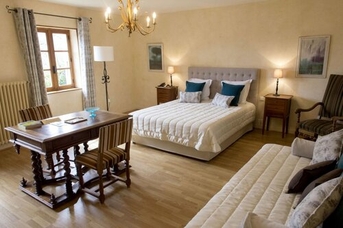 Гостиница Hotel les Hospitaliers в Ньоне