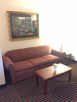 Фото Evergreen Inn and Suites