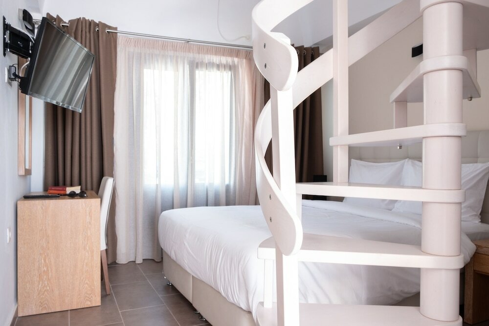 Фото Tristhenia Hotel