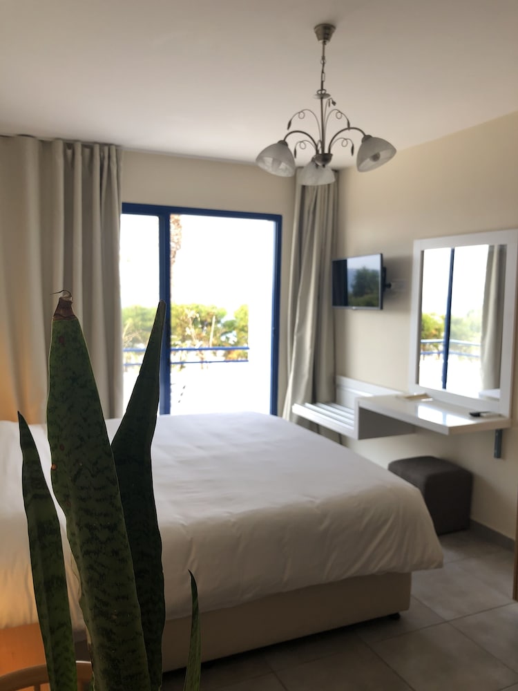 Фото Vrachia Beach Hotel & Suites - Adults only