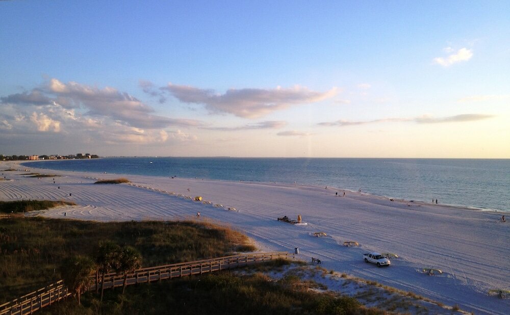 Фото Sunset Vistas Two Bedroom Beachfront Suites