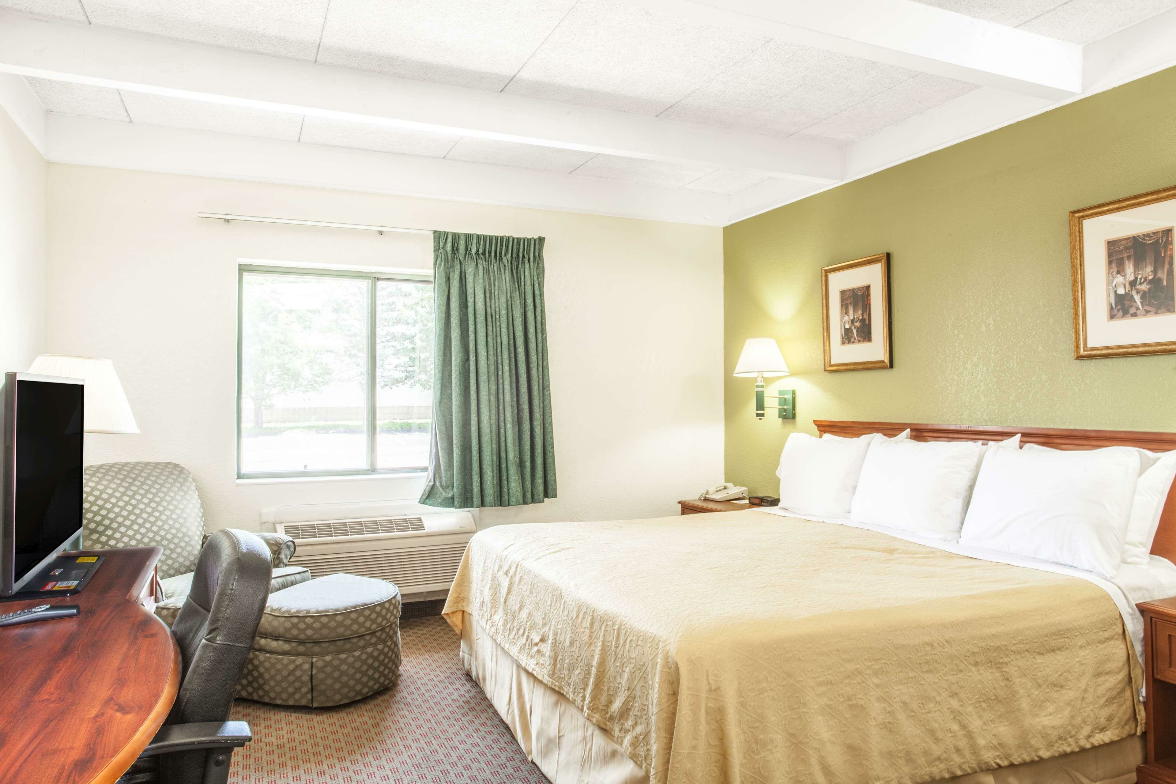 Фото Days Inn by Wyndham Columbia I-70