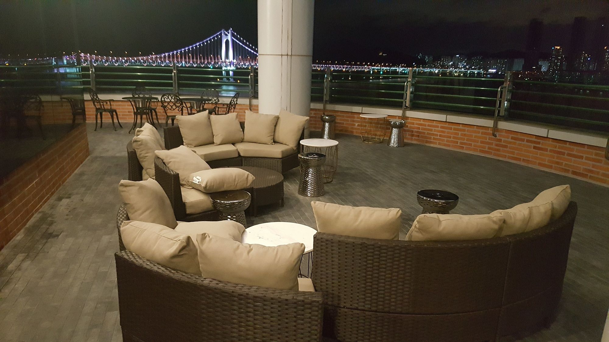 Фото H Avenue Hotel