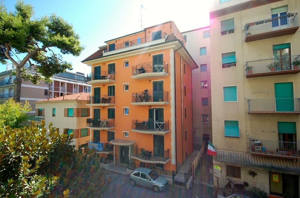 Фото отеля 1