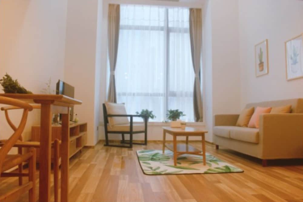 Фото The Roost Hotel