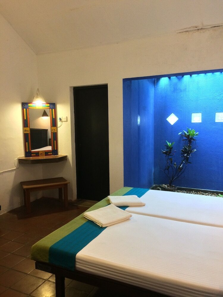 Фото Curry Bowl Restaurant & Turtles Rest