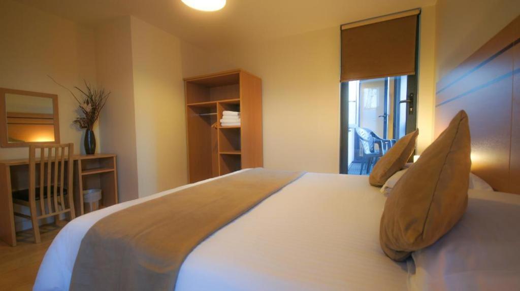 Фото Crompton Court