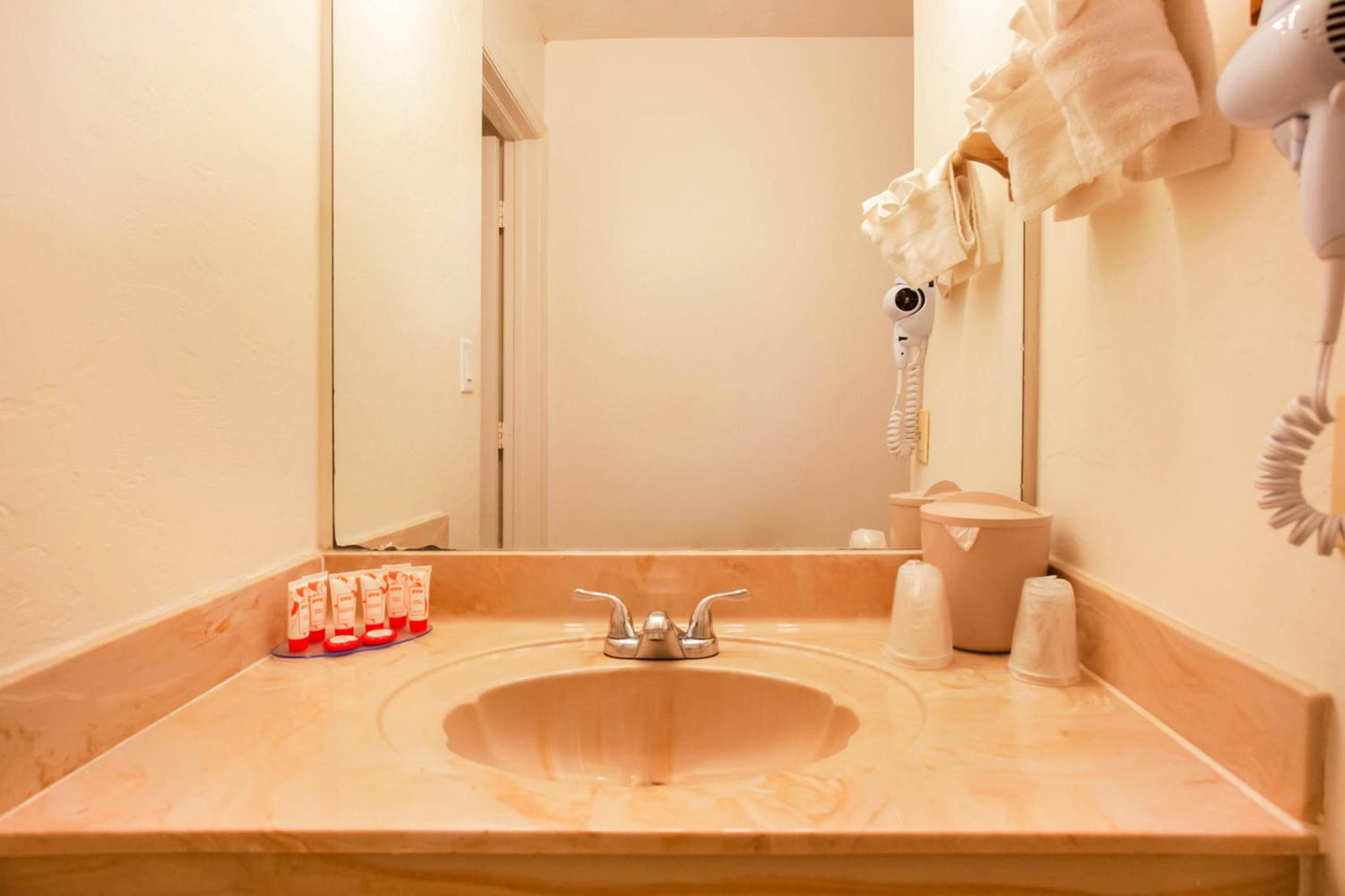 Фото Oyo Waterfront Hotel - Cape Coral/Fort Myers, Fl