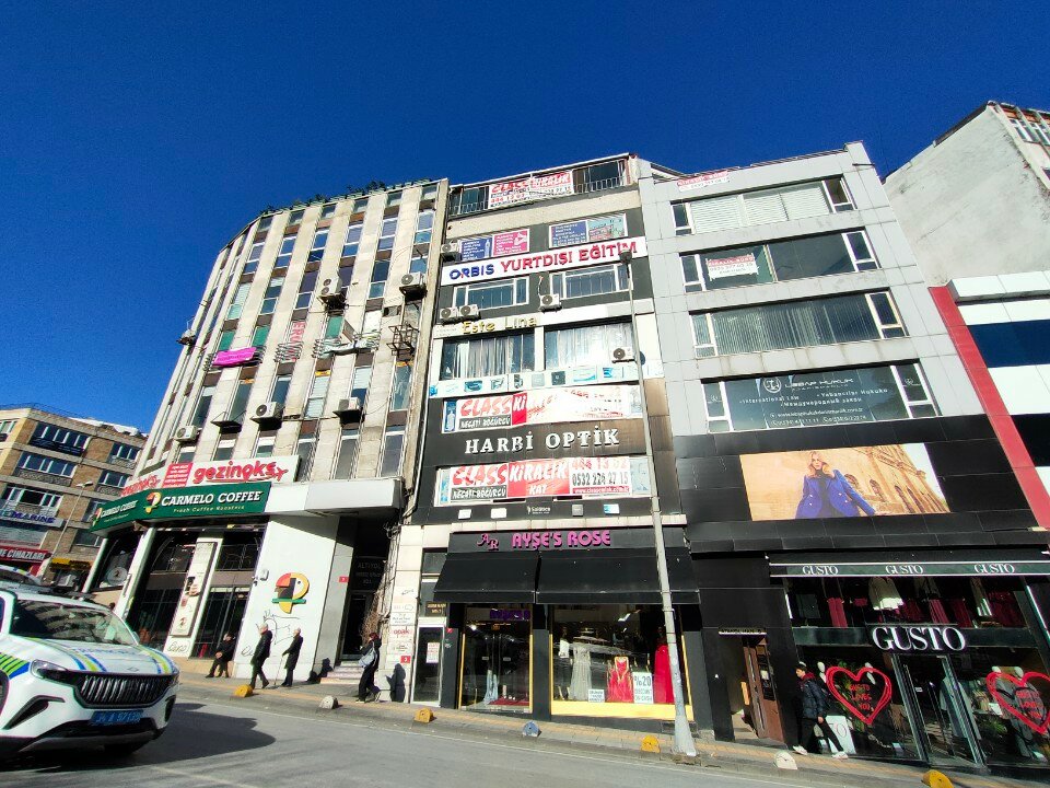 Аяғын жайып жатқан трусикидегі жалаңаш әйелдің суреті