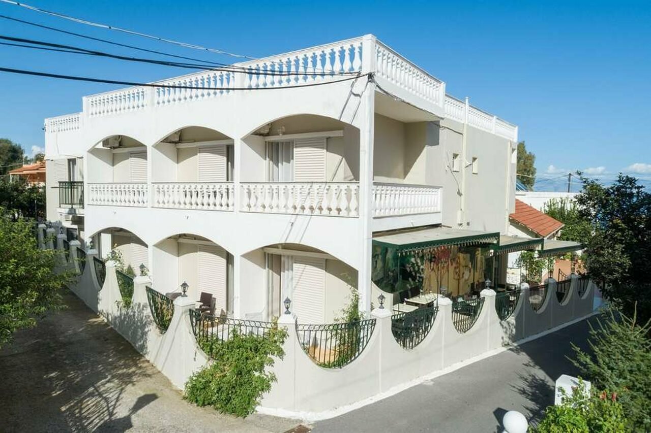 Фото Bella Vista Beach Hotel and Studios