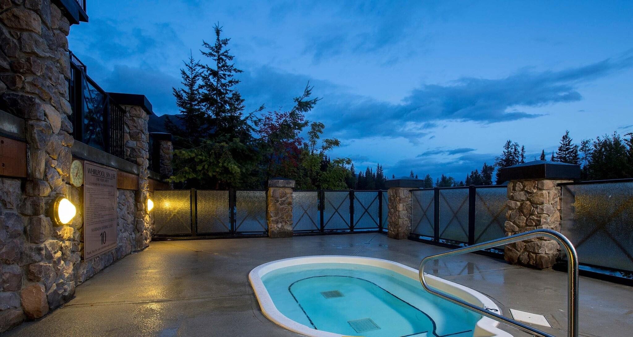 Фото Glacier Mountaineer Lodge