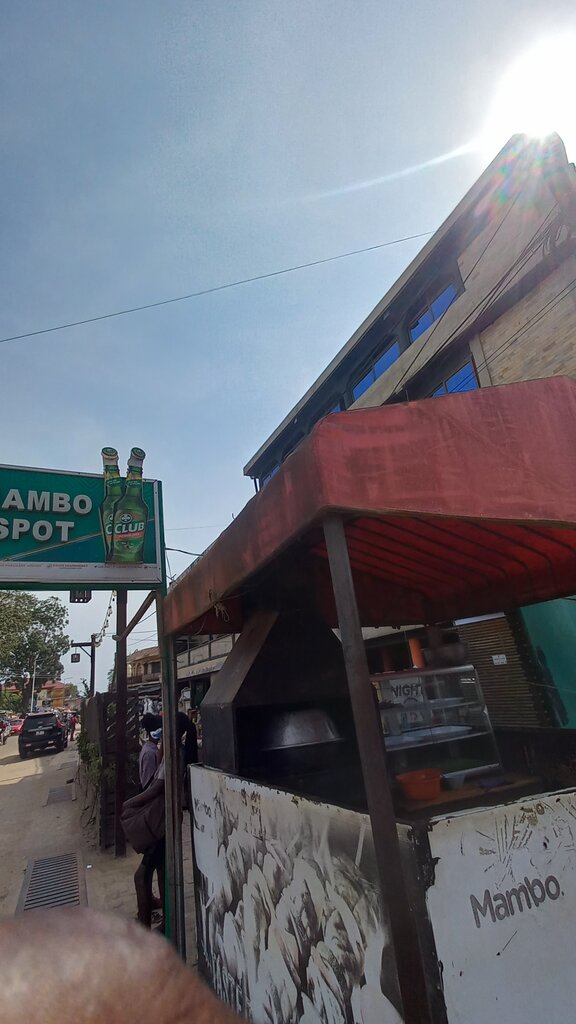 Second-hand shop Mambo Spot, Accra, photo