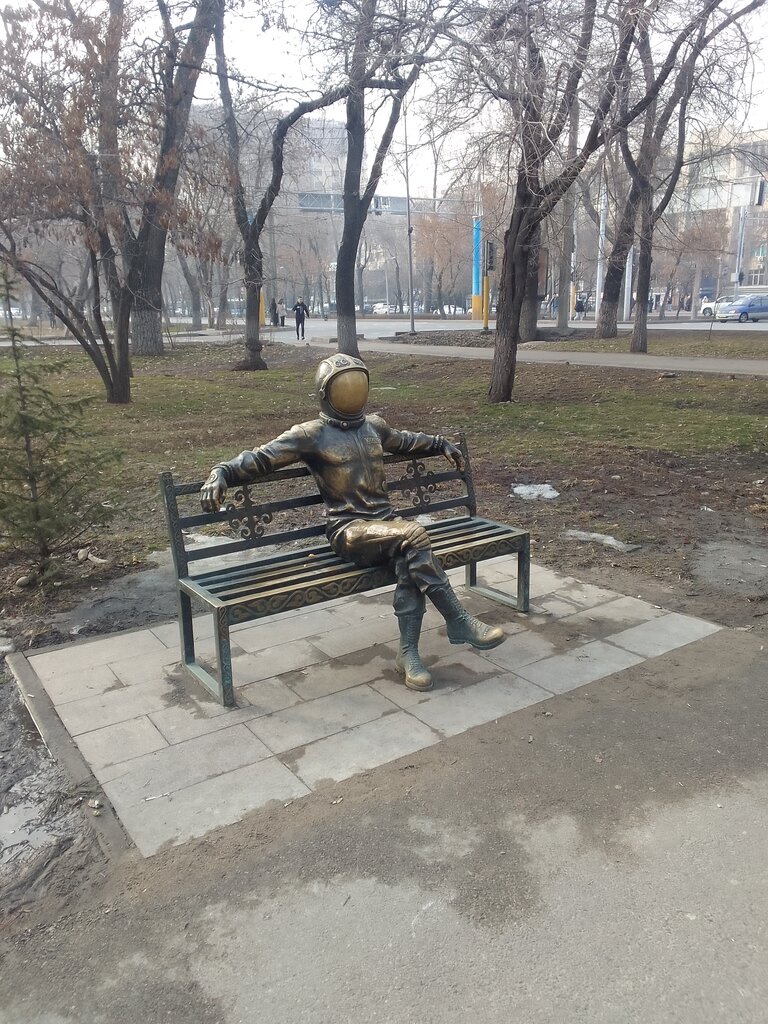 نصب تذكاري، نحت Yuri Gagarin Art Object on the Bench ، ألماتي، صورة