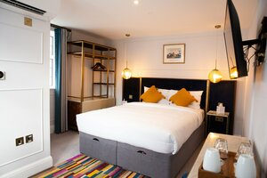 Гостиница Three Falcons Hotel в Лондоне