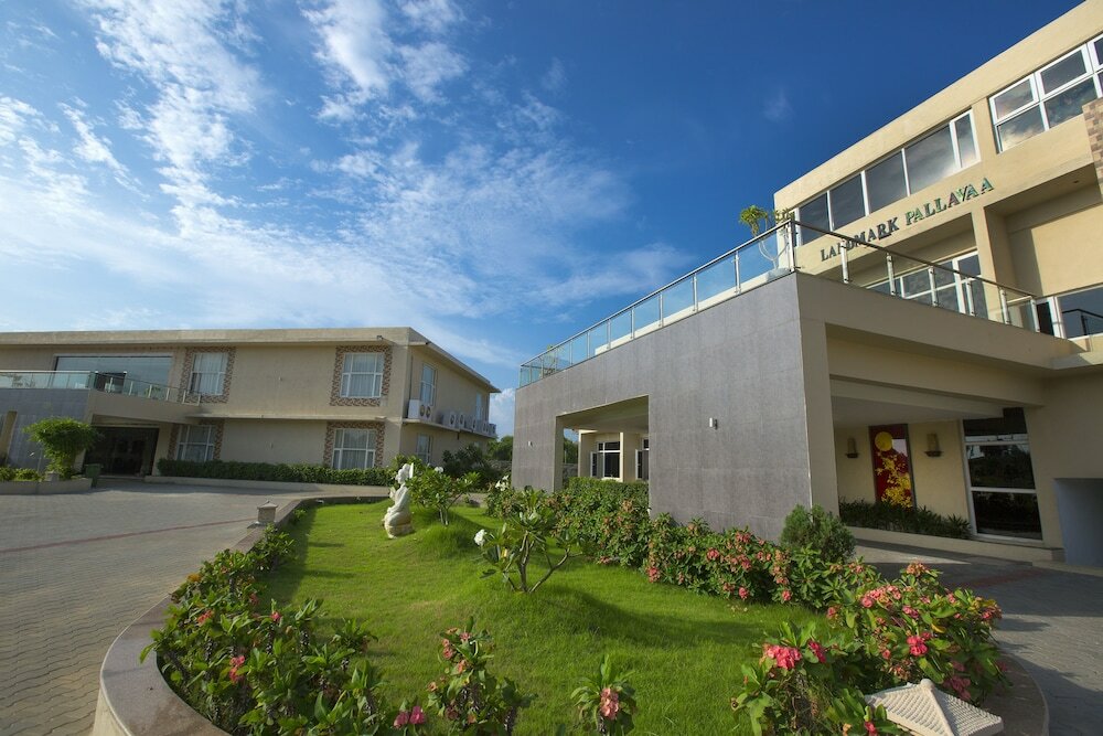 Фото Landmark Pallavaa Beach Resort