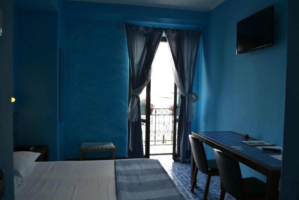 Фото Petit Hotel