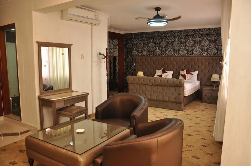 Фото Elite Suites Hotel