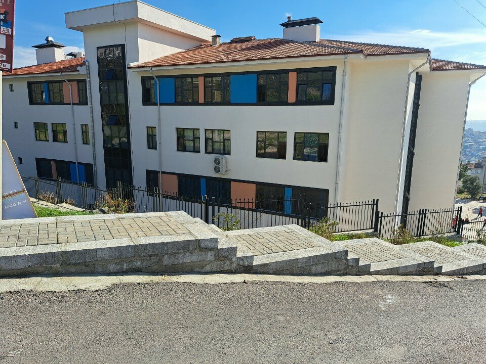 School Akis Ogutcu Middle School, Izmir, photo