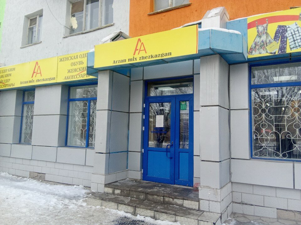 Майланған әдемі аққұба диванда жатыр, ал досы оған массаж жасайды, ол тентек әйелді ебінмен аяқтайды