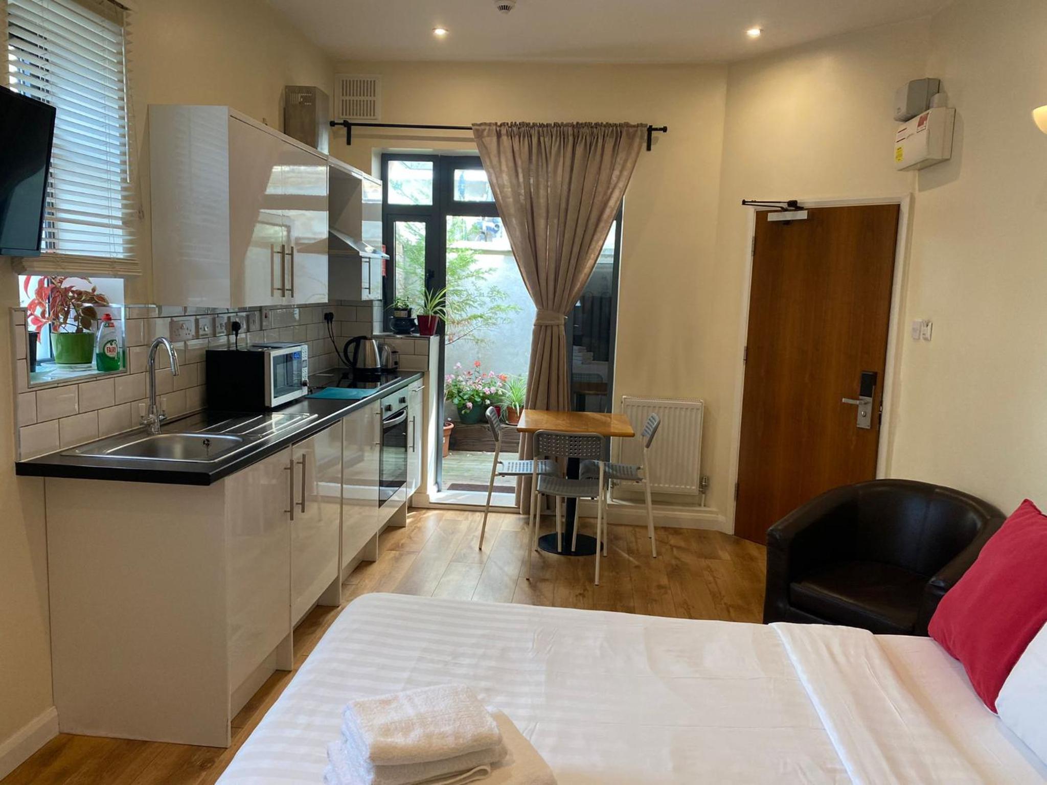 Фото Lyall Apartment Hotel