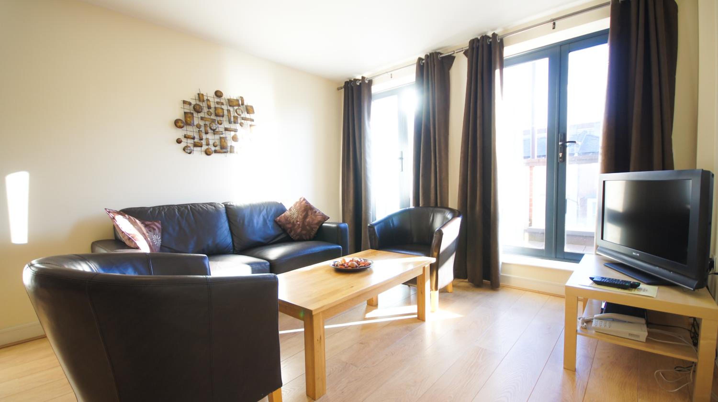 Фото Crompton Court